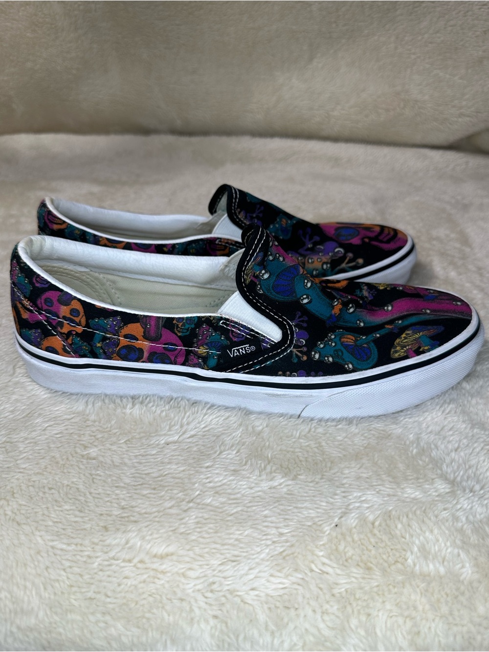 Vans Classic Slip-On in "Trippy Drip" (Black/Multi) Men Size 7.5 Women Size 9